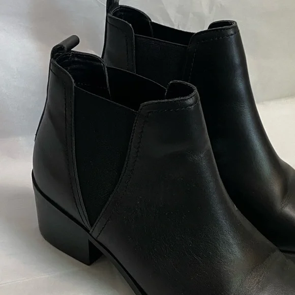 💛Women's Elegant Dolce Vita Classic Pointed Toe Stacked Heel Ankle Booties - Picture 2 of 7